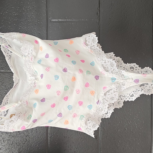 3083. NWT SKIMS Hearts Cami Bodysuit - Picture 2 of 5